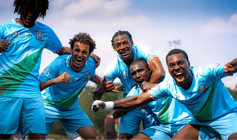 Uma equipa de futebolistas a festejar em conjunto